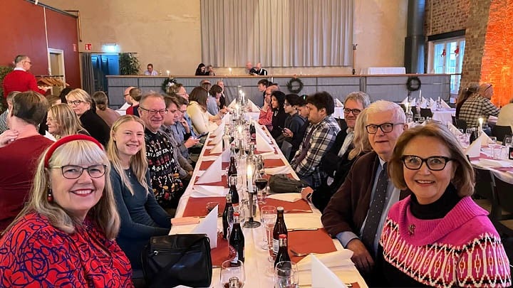 Människor som äter julbord