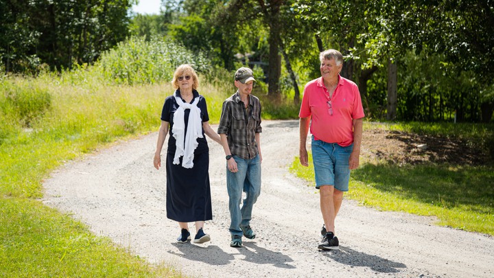 Peter Brolin, 37 år, Mamma Lena och pappa Robert går tillsammans på en landsväg.