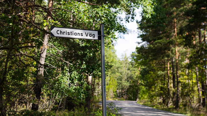Vägskylt på en landsväg där det står Christians väg.