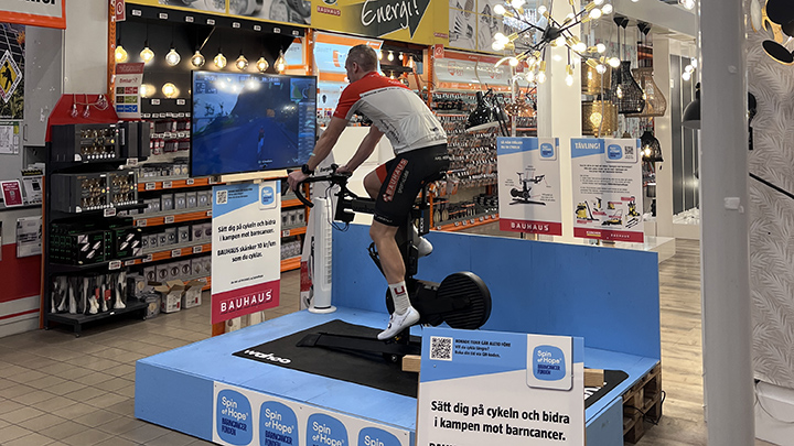 Patrik Sandevik, event- och sponsoransvarig p&aring; Bauhaus, p&aring; en spinningcykel