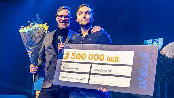 Ahlsell överlämnar check till Barncancerfonden