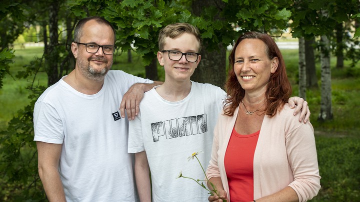 Pappa Patrik, Kevin 17 år och mamma Åsa, Barncancerfonden.Foto Anna Hållams