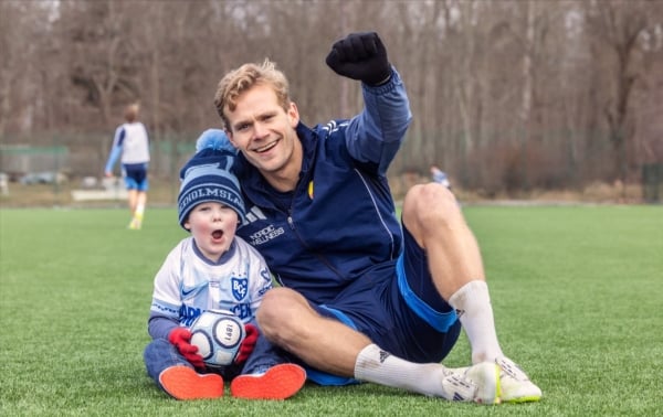 Hampus och Frans p&aring; fotbollsplanen