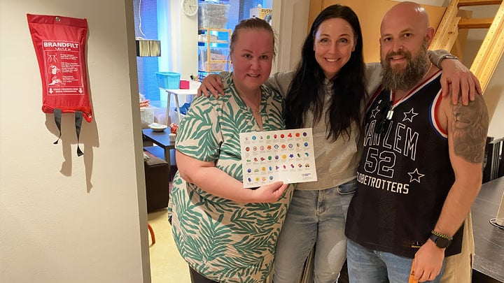 Hanne Stranden Bergman tar emot p&auml;rlor och annat material till SuperSn&ouml;ret av tidigare ansvariga Marie Helin med s&auml;llskap.
