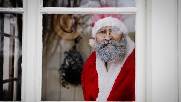 Tomte mot barncancer i sin tomteutstyrsel 