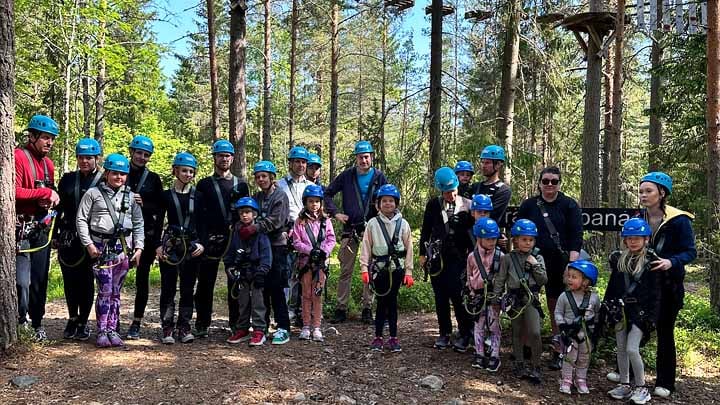 En grupp med människor i skogen