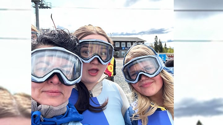 Selfies på tre tjejer med skidglasögon i Idre