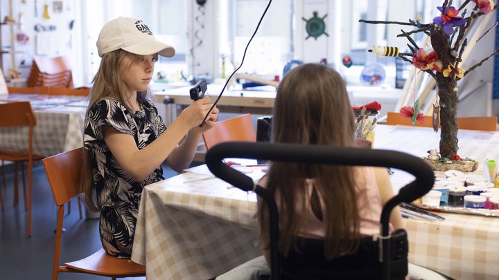 Sjukhusskolan Umeå Universitetssjukhus. Martina Larsson går på sjukhusskolan. Barnet i rullstolen är Tuva-Li, syster som behandlas för osteosarkom.
