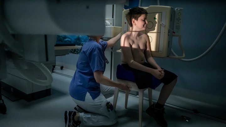 Oscars kamp mot skelettcancer, Osteosarkom, mamma Anna Eklund Tarantino, bilder av Paul Hansen för DN, PUBLICERAD 2020-02-20.