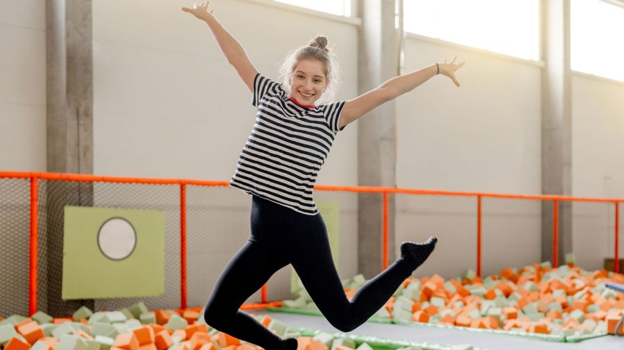 Flicka hoppar på en trampolin i en trampolinpark