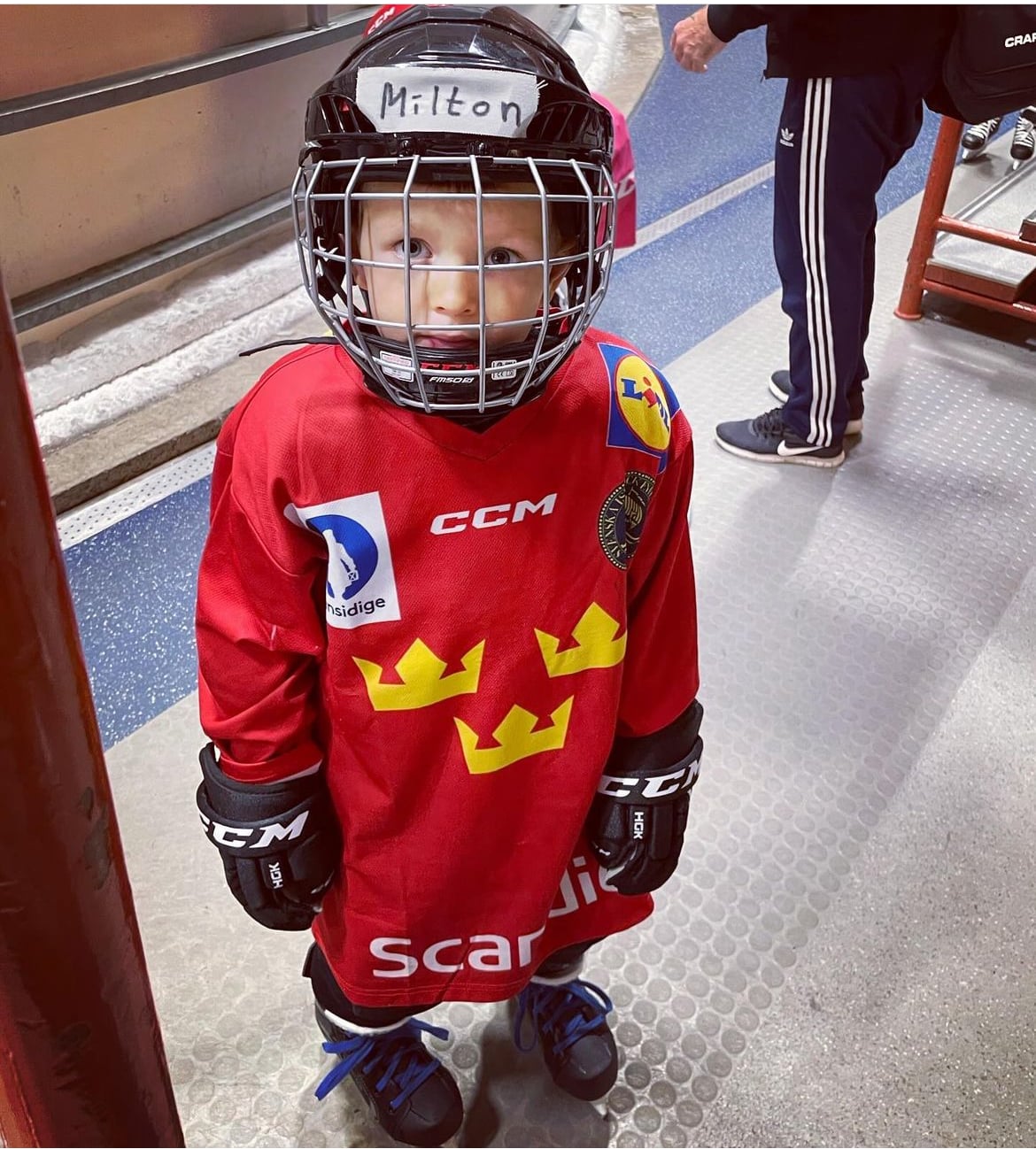 Milton &auml;lskade att spela ishockey!