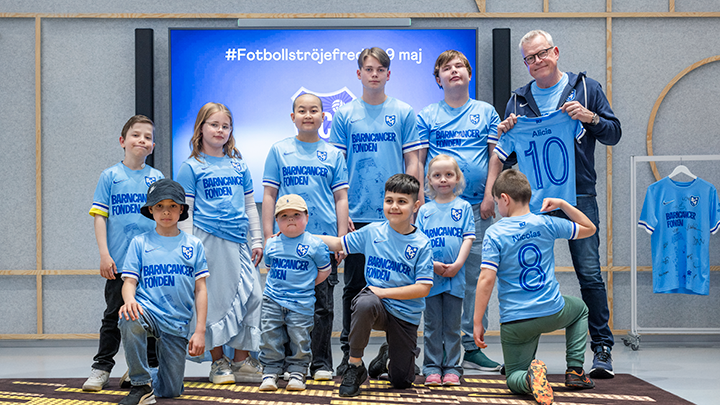 Barncancerfondens fotbollslag i 2025 &aring;rs tr&ouml;jor
