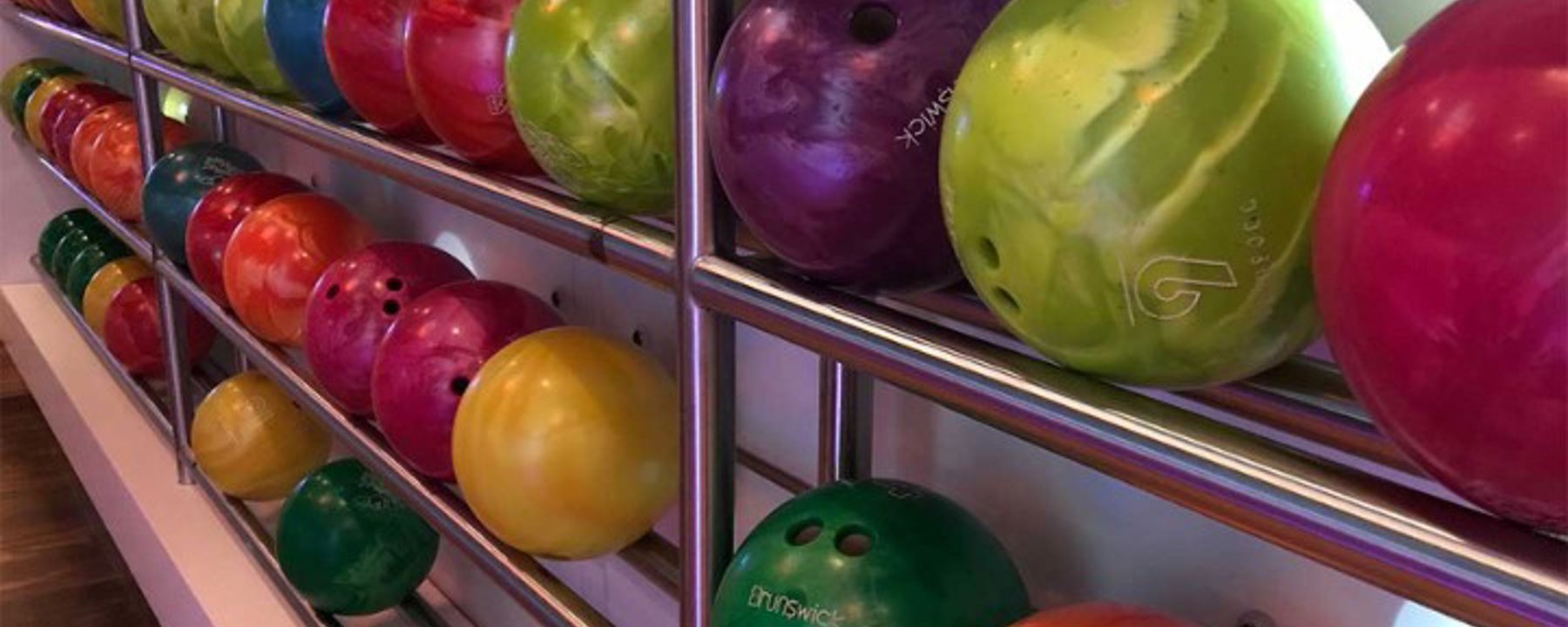Färgglada bowlingklot i två rader 