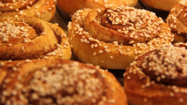 Närbild på kanelbullar med pärlsocker