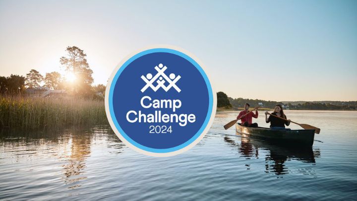 Sjö med solnedgång och par i kanot. Camp Challenge-logga mitt i bild