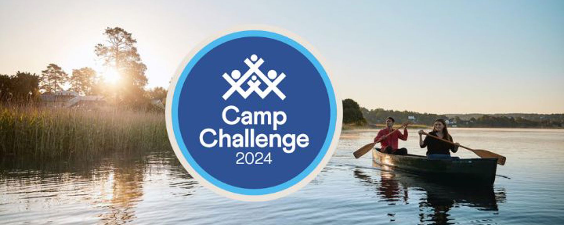 Sjö med solnedgång och par i kanot. Camp Challenge-logga mitt i bild