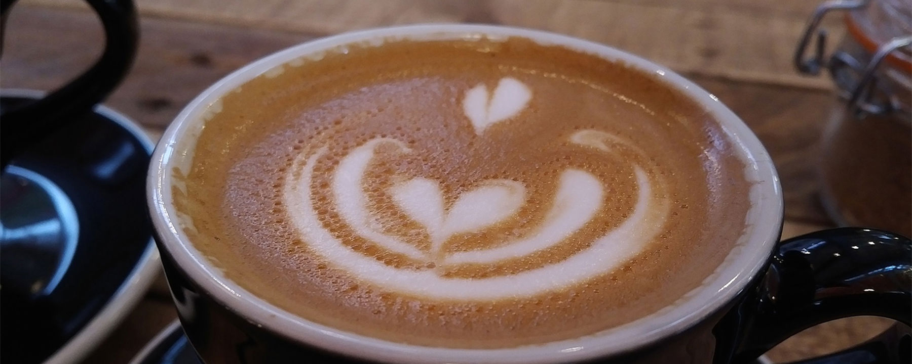 Kopp kaffe med fint mönster
